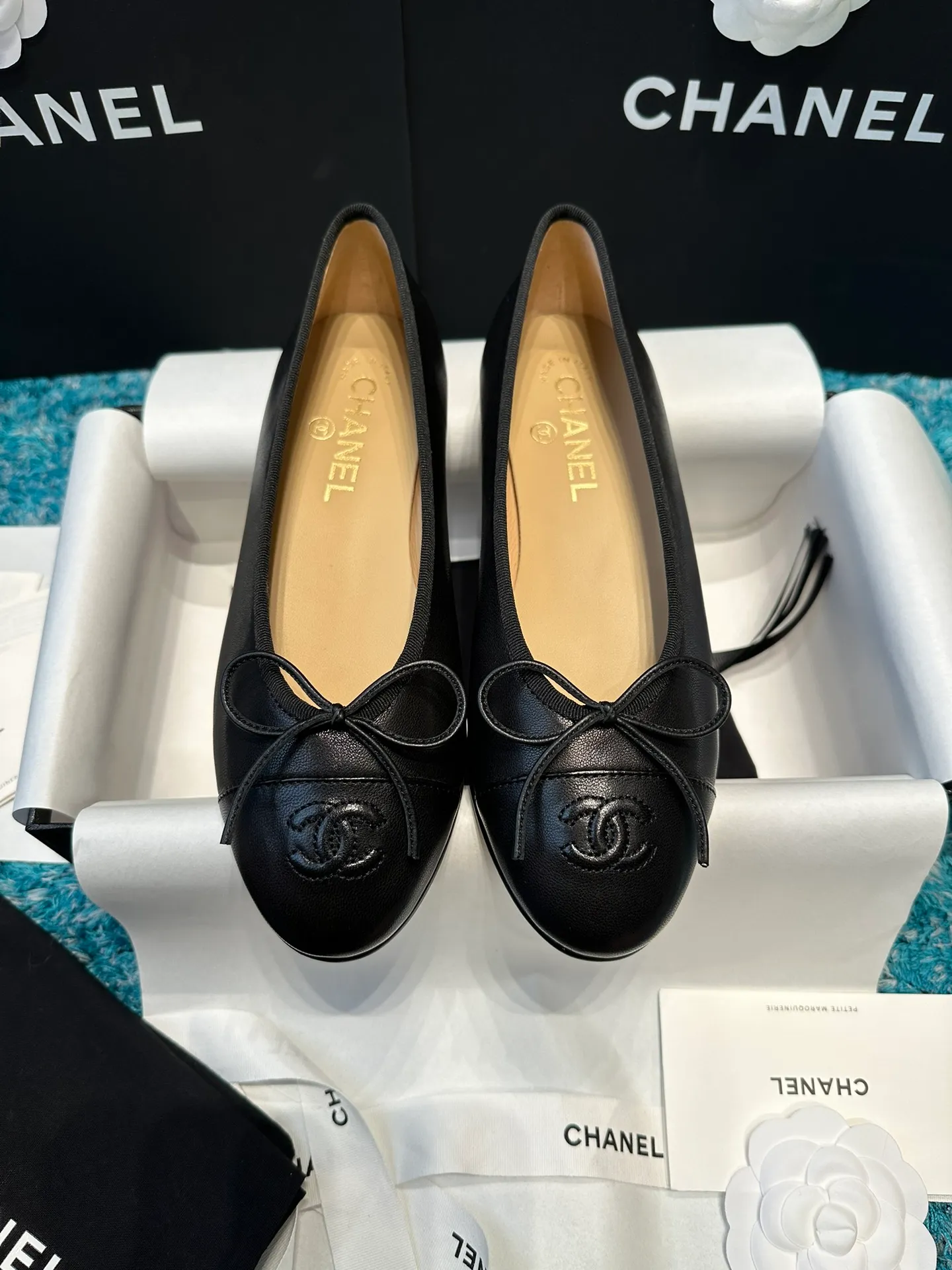 👟👟Ex-factory price 440👟👟 Chanel has been upgrading Chanel shoes ~ 2021ss top version HK overseas purchasing original cut at 1:1 Chanel Chanel Eternal Classic Bow Round Toe Ballet Shoes There are not many good quality, truly no pressure to enter and exit the counter. Regardless of the last type, leather material selection, and manufacturing process, they are all genuine craftsmanship and very sophisticated. ◾️Fabric: Mixed sheepskin imported from Italy ◾️Lining: Imported sheepskin (sweat-absorbent and soft) ◾️Sole: Italian special A-grade genuine leather sole (not ordinary thin sole in the market) ◾️Size: 35-39 [34 40 41 42 43 customization is not returnable]